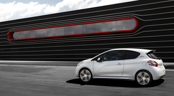 La 208 GTI drapée d’un Blanc Nacré Satin exclusif La 208 GTI drapée d’un Blanc Nacré Satin exclusif