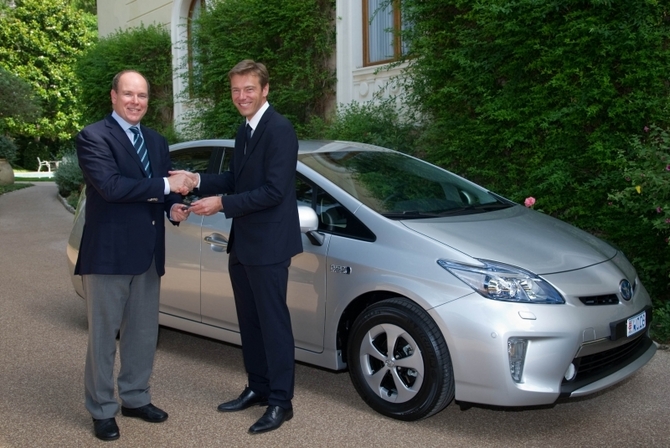 Alberto II do Mónaco recebeu o primeiro Prius Plug-In produzido na Europa Alberto II do Mónaco recebeu o primeiro Prius Plug-In produzido na Europa