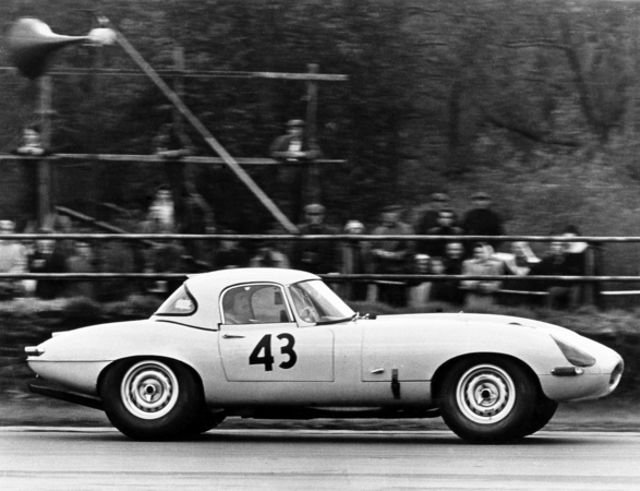 The initial goal of the project that started in 1963 was to produce a dozen and a half special versions of competition for the GT category The initial goal of the project that started in 1963 was to produce a dozen and a half special versions of competition for the GT category