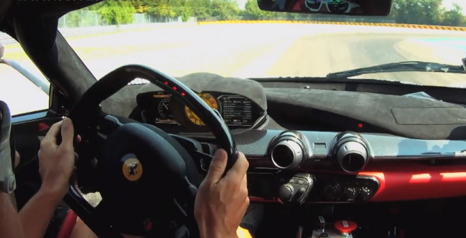 O vídeo mostra simpesmente Alonso a conduzir o carro O vídeo mostra simpesmente Alonso a conduzir o carro