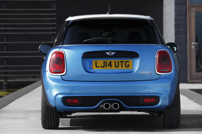 MINI hatchback de cinco portas tem uma distância entre eixos 72 mm mais longa e é 161 milímetros mais comprido MINI hatchback de cinco portas tem uma distância entre eixos 72 mm mais longa e é 161 milímetros mais comprido