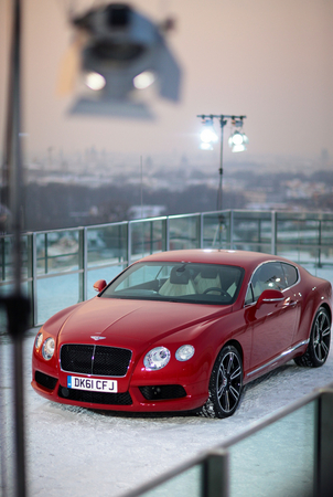 Novo Bentley Continental GT V8 chega de helicóptero a Munique Novo Bentley Continental GT V8 chega de helicóptero a Munique