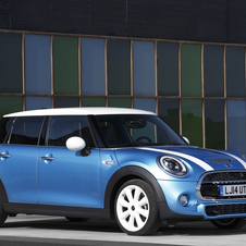 O novo MINI hatchback de cinco portas é maior e mais espaçoso, mas nem por isso foge ao padrão da marca