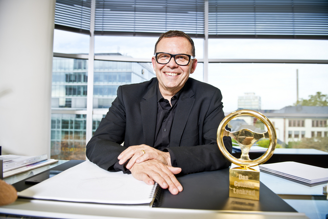 Goldenes Ehrenlenkrad für Peter Schreyer Goldenes Ehrenlenkrad für Peter Schreyer