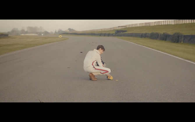O filme segue o fantasma de Bruce McLaren em Goodwood a afastar-se do acidente que o vitimou O filme segue o fantasma de Bruce McLaren em Goodwood a afastar-se do acidente que o vitimou
