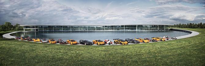 Démonstration dynamique de certains des modèles McLaren les plus symboliques, incluant les championnes de Formule 1, Can-Am et Le Mans éditions Démonstration dynamique de certains des modèles McLaren les plus symboliques, incluant les championnes de Formule 1, Can-Am et Le Mans éditions