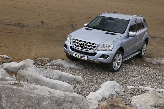 Mercedes-Benz ML300 CDI BlueEFF. SE Mercedes-Benz ML300 CDI BlueEFF. SE