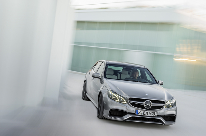 Karl Wendlinger vai conduzir um E63 AMG S Karl Wendlinger vai conduzir um E63 AMG S