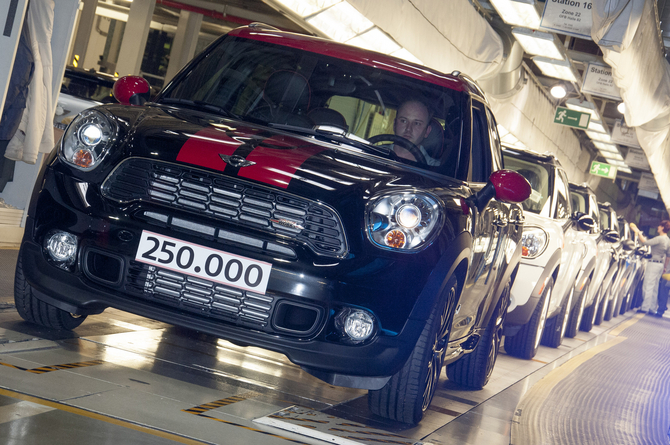 Der Wagen war ein rot-schwarzes John Cooper Works Modell Der Wagen war ein rot-schwarzes John Cooper Works Modell