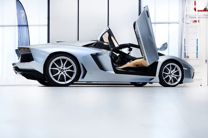 Aventador Gets Droptop Version with Two-Peice Carbon Top Aventador Gets Droptop Version with Two-Peice Carbon Top