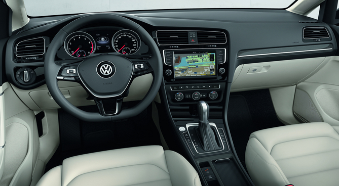Die siebte Evolutionsstufe des Golf ist in den drei Ausstattungslinien Trendline, Comfortline und Highline erhältlich. Die siebte Evolutionsstufe des Golf ist in den drei Ausstattungslinien Trendline, Comfortline und Highline erhältlich.