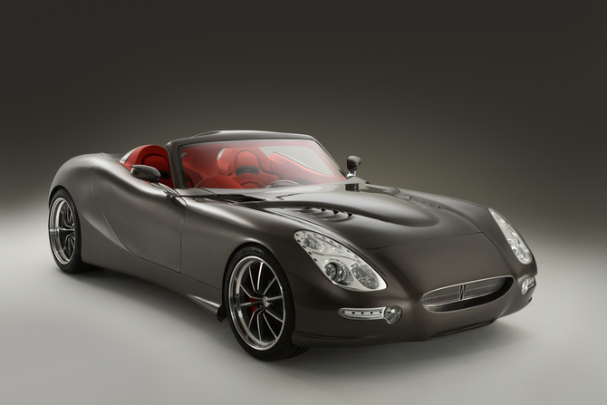 Na frente o carro parece ter sido inspirado pela Jaguar E-Type Na frente o carro parece ter sido inspirado pela Jaguar E-Type