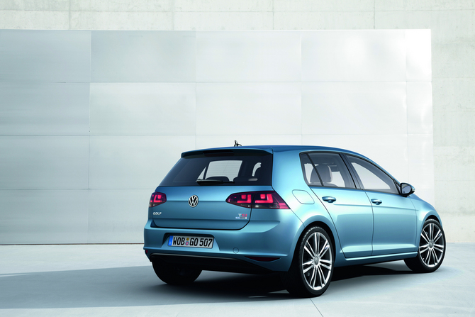 A nova geração do Golf é 56 milímetros mais longa e 59 milímetros mais larga A nova geração do Golf é 56 milímetros mais longa e 59 milímetros mais larga