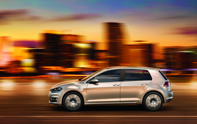 Zwei komplett neue Motoren-Generationen mit einem Leistungsspektrum von 63 kW / 85 PS bis 110 kW / 150 PS hat Volkswagen für den Golf entwickelt. Zwei komplett neue Motoren-Generationen mit einem Leistungsspektrum von 63 kW / 85 PS bis 110 kW / 150 PS hat Volkswagen für den Golf entwickelt.