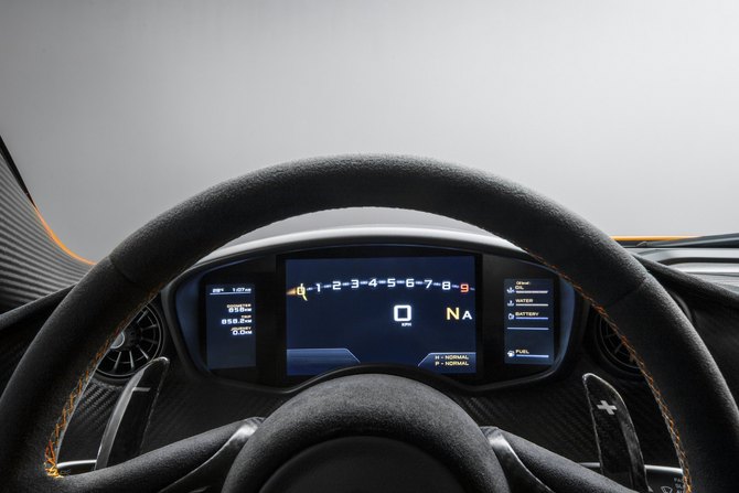 O volante é baseado nos carros de Fórmula 1 da McLaren O volante é baseado nos carros de Fórmula 1 da McLaren