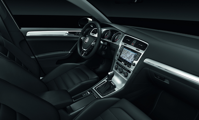 O carro tem três opções de ecrã de infotainment com múltiplas opções O carro tem três opções de ecrã de infotainment com múltiplas opções