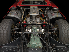 A potência vem de um motor 3.3 V12 com cerca de 300cv