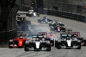 Hamilton liderava a corrida desde o início da prova até ao erro cometido pela equipa