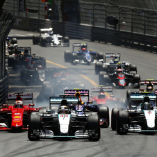 Hamilton liderava a corrida desde o início da prova até ao erro cometido pela equipa