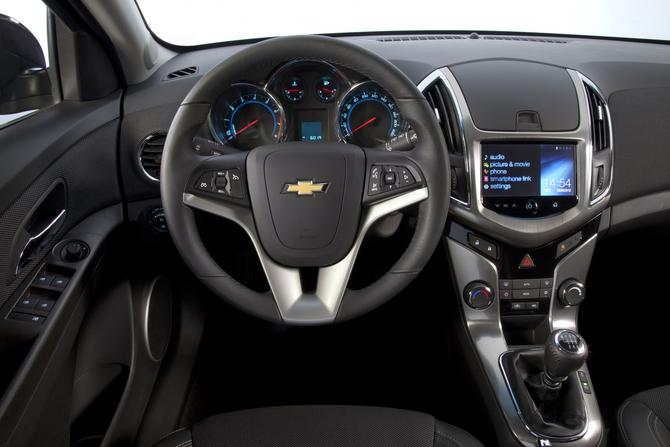 Das neue MyLink Infotainmentsystem von Chevrolet erlaubt den Zugriff zum Beispiel auf Telefonnummern und gespeicherte Musik. Das neue MyLink Infotainmentsystem von Chevrolet erlaubt den Zugriff zum Beispiel auf Telefonnummern und gespeicherte Musik.