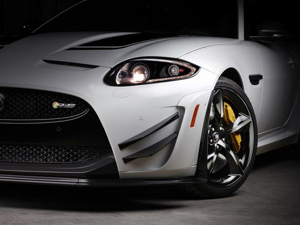 A frente do carro recebe um splitter de fibra de carbono, fins aerodinâmicos e saia de alumínio A frente do carro recebe um splitter de fibra de carbono, fins aerodinâmicos e saia de alumínio