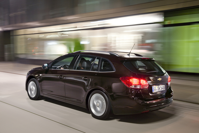 Bei den Dieselaggregaten hat man die Wahl zwischen einem neuen 1,7-Liter- und dem weiterentwickelten 2,0-Liter-Dieselmotor. Bei den Dieselaggregaten hat man die Wahl zwischen einem neuen 1,7-Liter- und dem weiterentwickelten 2,0-Liter-Dieselmotor.