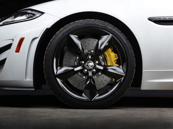 O carro recebe jantes mais largas de polegadas, à frente e atrás O carro recebe jantes mais largas de polegadas, à frente e atrás