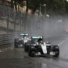 Red Bull entregou vitória de mão beijada a Hamilton com erro nas mudanças de pneus