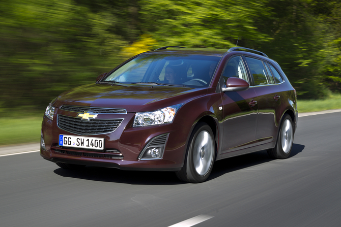 Le break reprend l’esthétique sportive déjà adoptée par les autres membres de la famille Cruze Le break reprend l’esthétique sportive déjà adoptée par les autres membres de la famille Cruze