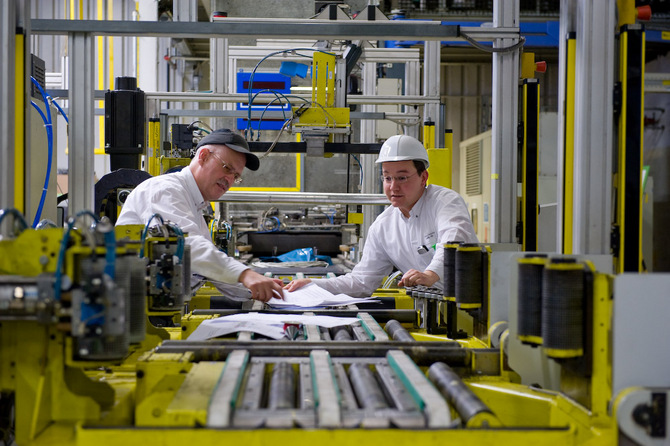 Tout est passé en revue : les employés de l’usine d’Eisenach se préparent au lancement de la production de l’Opel ADAM. Tout est passé en revue : les employés de l’usine d’Eisenach se préparent au lancement de la production de l’Opel ADAM.