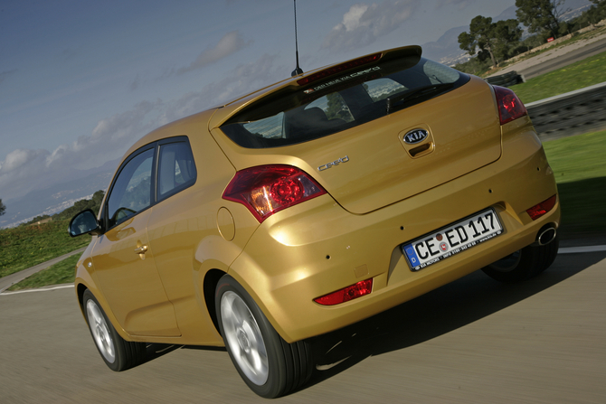 Kia cee�d S coup� 1.6 CRDi 90cv LX Kia cee�d S coup� 1.6 CRDi 90cv LX