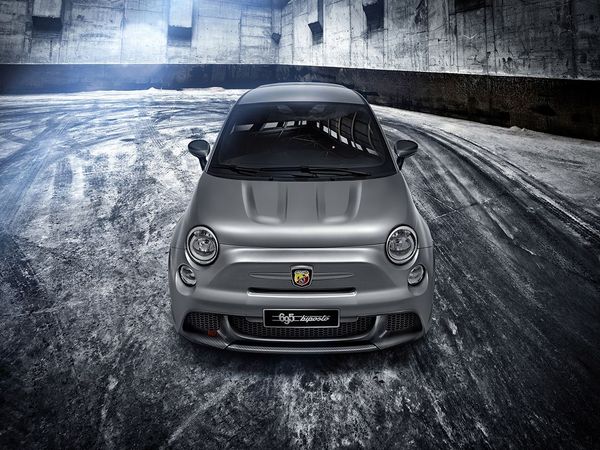 Weltpremiere des Abarth 695 biposto in Genf Weltpremiere des Abarth 695 biposto in Genf