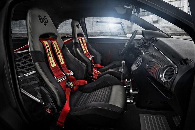 Weltpremiere des Abarth 695 biposto in Genf Weltpremiere des Abarth 695 biposto in Genf