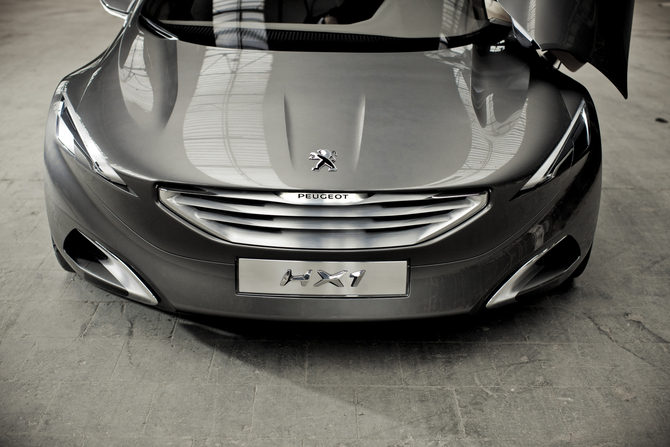 Peugeot HX1 Concept Pushes Avant-Garde Design with Plug-in Hybrid Engine Peugeot HX1 Concept Pushes Avant-Garde Design with Plug-in Hybrid Engine
