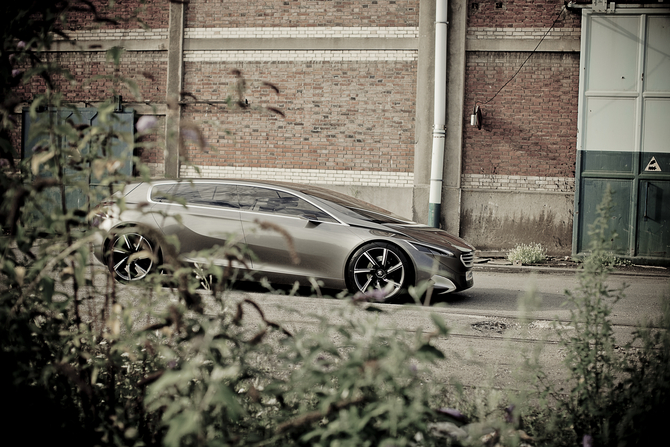 Peugeot HX1 Concept Pushes Avant-Garde Design with Plug-in Hybrid Engine Peugeot HX1 Concept Pushes Avant-Garde Design with Plug-in Hybrid Engine