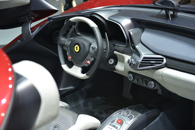 O carro utiliza praticamente todo o interior do 458 O carro utiliza praticamente todo o interior do 458