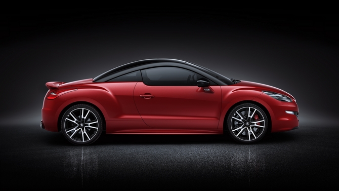 O RCZ R recebe um tejadilho preto, arcos das rodas pretos e jantes maiores O RCZ R recebe um tejadilho preto, arcos das rodas pretos e jantes maiores