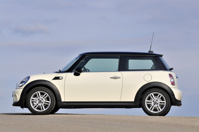 MINI (BMW) Cooper D AT MINI (BMW) Cooper D AT
