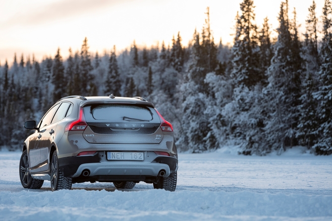 Volvo V40 D4 Momentum Powershift Cross Country Volvo V40 D4 Momentum Powershift Cross Country