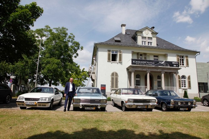Viagem parou junto à casa da família Opel Viagem parou junto à casa da família Opel