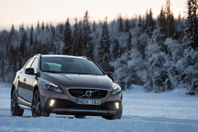Volvo V40 D4 Momentum Powershift Cross Country Volvo V40 D4 Momentum Powershift Cross Country