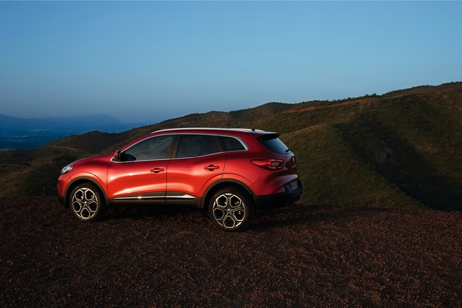 In terms of design the Kadjar follows the same line of the Captur, with flowing, smooth lines In terms of design the Kadjar follows the same line of the Captur, with flowing, smooth lines