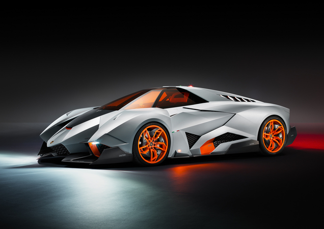 O carro tem uma estrutura muito muscular numa combinação de áreas vazias e sólidas O carro tem uma estrutura muito muscular numa combinação de áreas vazias e sólidas