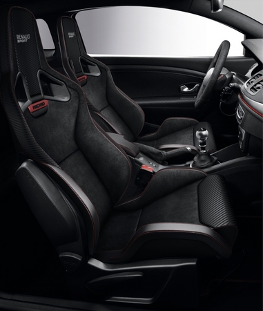 Mégane R.S. 275 Trophy propose des sièges baquets Recaro en cuir et alcantara rehaussés de surpiqures rouges Mégane R.S. 275 Trophy propose des sièges baquets Recaro en cuir et alcantara rehaussés de surpiqures rouges