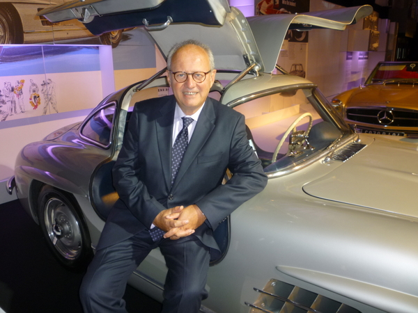 Laurent Heriou, Directeur Général de la FFVE et Commissaire de l’exposition, et la 300 SL Laurent Heriou, Directeur Général de la FFVE et Commissaire de l’exposition, et la 300 SL