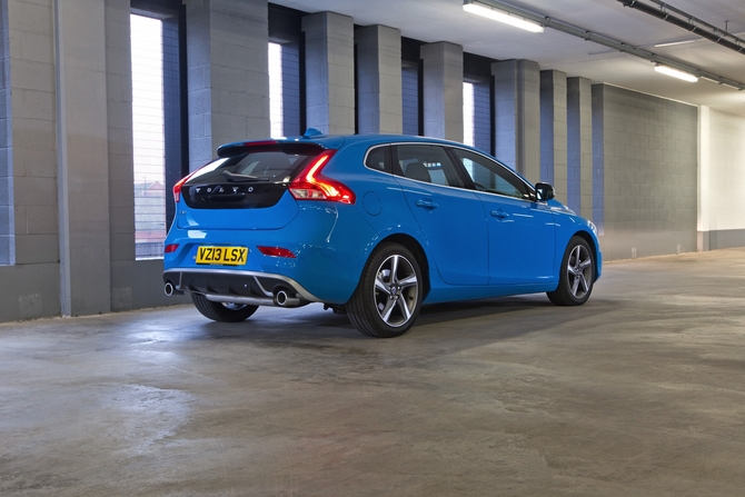 Volvo V40 D4 R-Design Momentum Geartronic Volvo V40 D4 R-Design Momentum Geartronic
