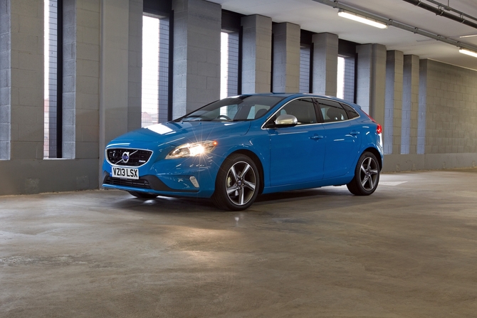 Volvo V40 D4 R-Design Momentum Geartronic Volvo V40 D4 R-Design Momentum Geartronic
