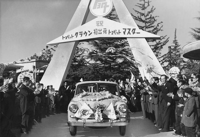 1955- Toyota Toyopet Crown and Crown Deluxe hits Japanese market 1955- Toyota Toyopet Crown and Crown Deluxe hits Japanese market