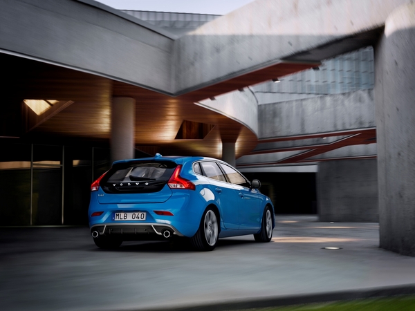 Volvo V40 T4 R-Design Momentum Powershift Volvo V40 T4 R-Design Momentum Powershift
