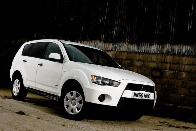 Mitsubishi Outlander 2WD 2.2 DI-D ASG Instyle Mitsubishi Outlander 2WD 2.2 DI-D ASG Instyle